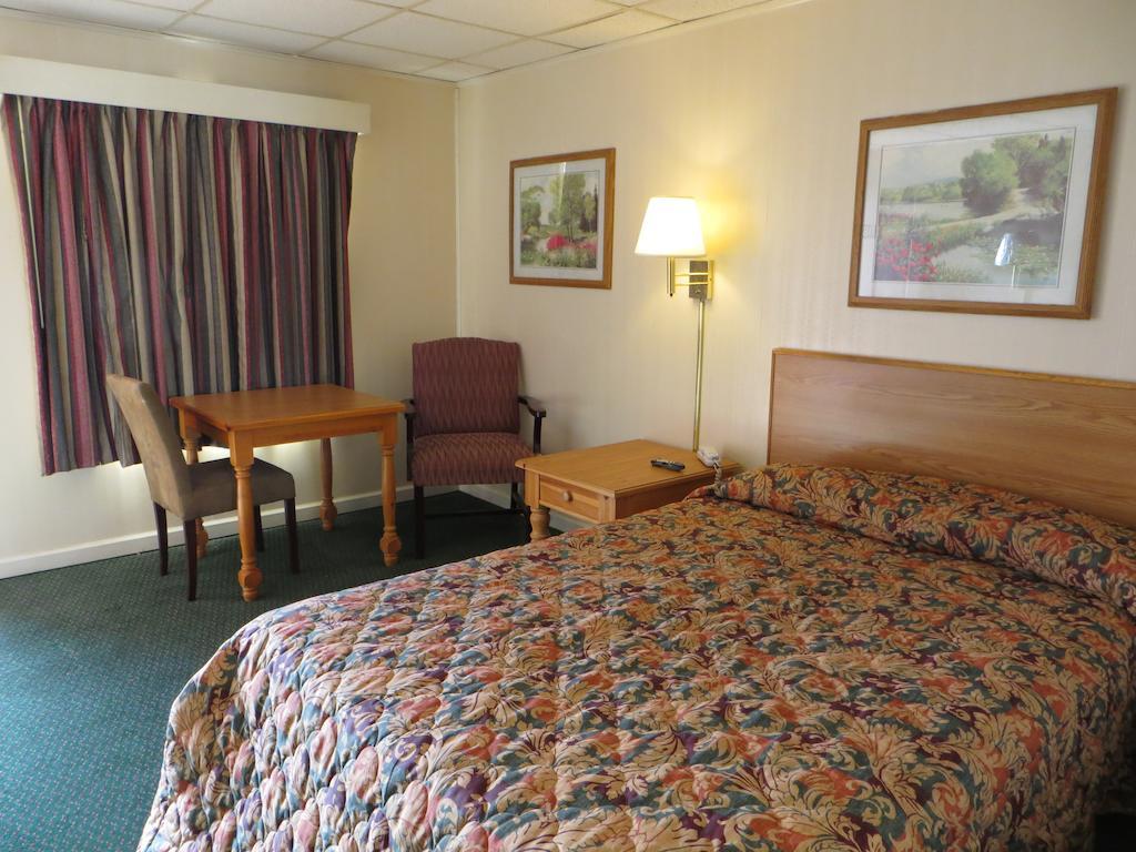 Pine Crest Motor Lodge Holly Springs Room photo